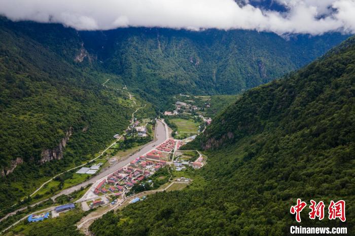 西藏山南勒布溝風(fēng)光。　江飛波 攝