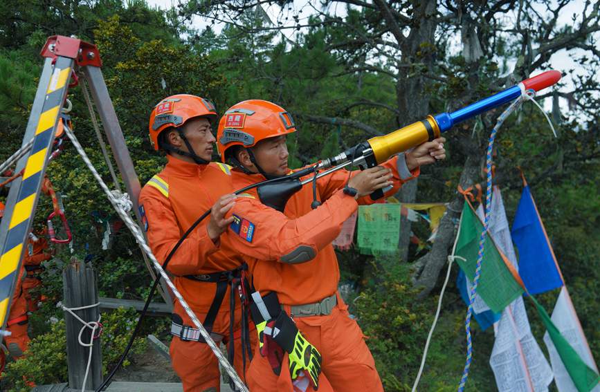 發(fā)射拋投器 。西繞拉翁攝