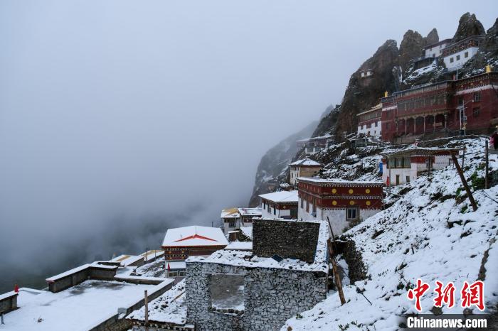 位于孜珠山頂?shù)乃聫R被云霧環(huán)繞，猶如仙境。　江飛波 攝