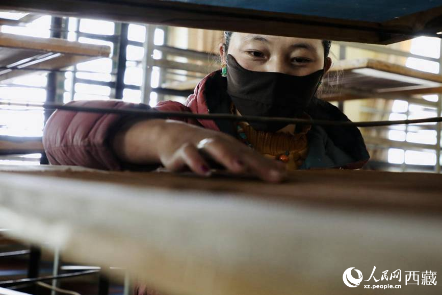 晾曬制作好的藏香。人民網(wǎng)記者 次仁羅布攝
