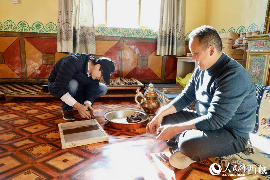 游客正在學(xué)習(xí)制作藏香。人民網(wǎng) 記者次仁羅布攝