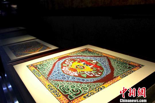 圖為藏式建筑傳統(tǒng)圖案?！?zhí)砀?攝