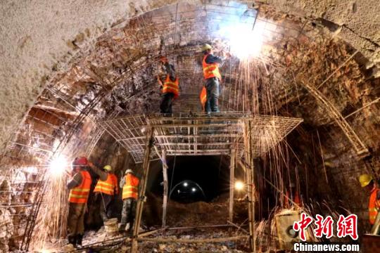 圖為施工人員正在進(jìn)行隧道支護(hù)焊接作業(yè)?！￡悤?攝