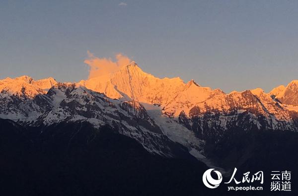 迪慶梅里雪山“日照金山”景觀。（供圖）