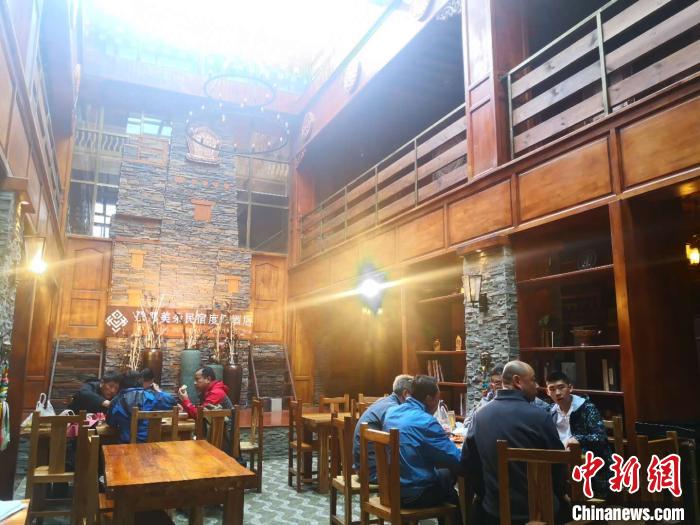 圖為扎尕那的藏式民宿酒店中，游客正在用餐?！∈缝o靜 攝