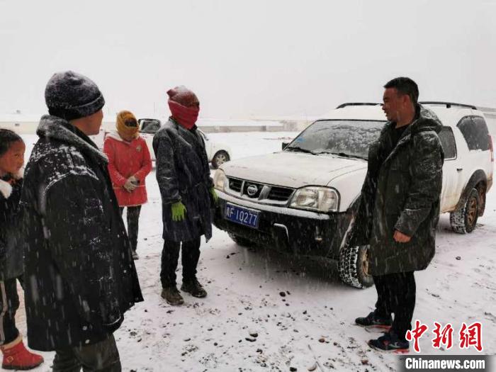 圖為扎西鬧吾(右一)與當?shù)啬翍艚徽?。郵儲銀行青海省分行供圖