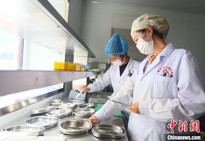 7月下旬，夏河縣人民醫(yī)院醫(yī)生進(jìn)行手術(shù)用具的消毒清潔?！「哒?攝