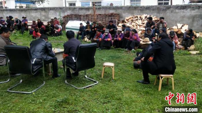 村民接受防火常識教育。若爾蓋縣林業(yè)和草原局供圖