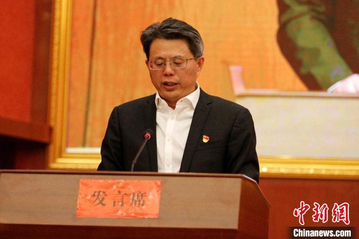 圖為果洛州委常委、副州長、上海市援青聯(lián)絡(luò)組組長馮志勇總結(jié)對口支援十年工作?！」逯菸麄鞑抗﹫D 攝