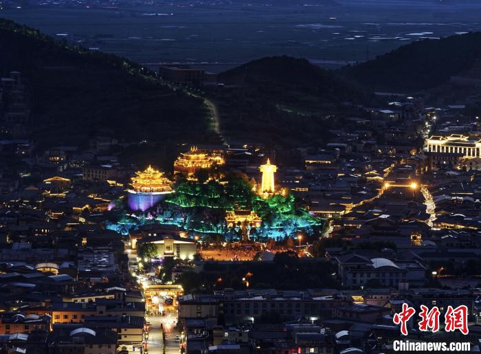 圖為滇藏茶馬古道重鎮(zhèn)獨克宗古城已成為知名旅游景點。　和曉燕 攝