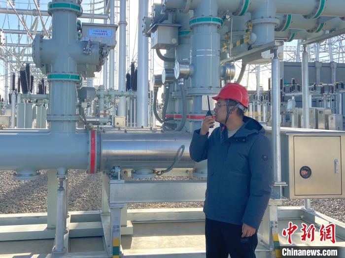 圖為國網(wǎng)青海檢修公司專業(yè)人員在沙柳變電站驗收設(shè)備?！√岂?攝