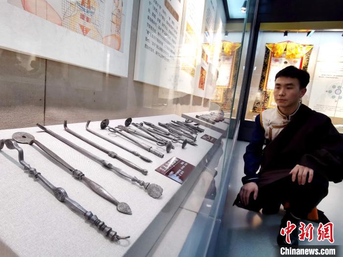 圖為陳展的藏醫(yī)手術(shù)器械?！?zhí)砀?攝