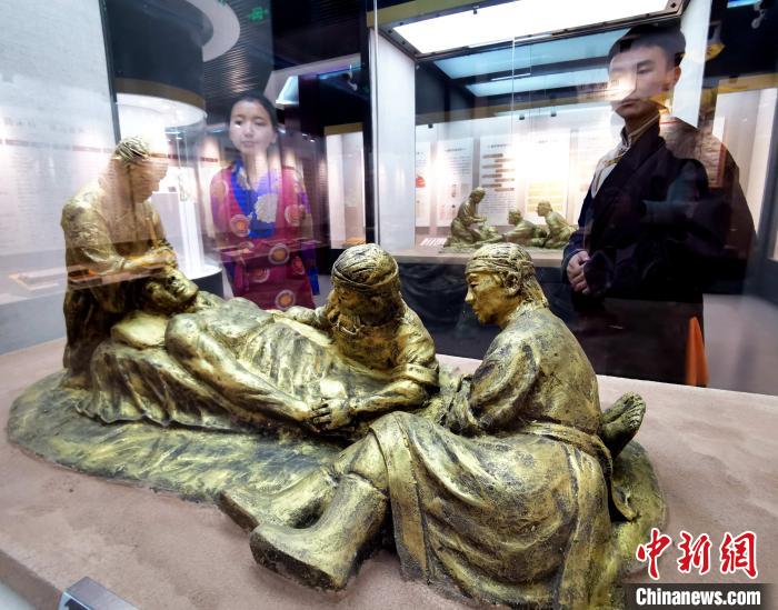 圖為模擬的藏醫(yī)眼科手術(shù)場(chǎng)景。　張?zhí)砀?攝