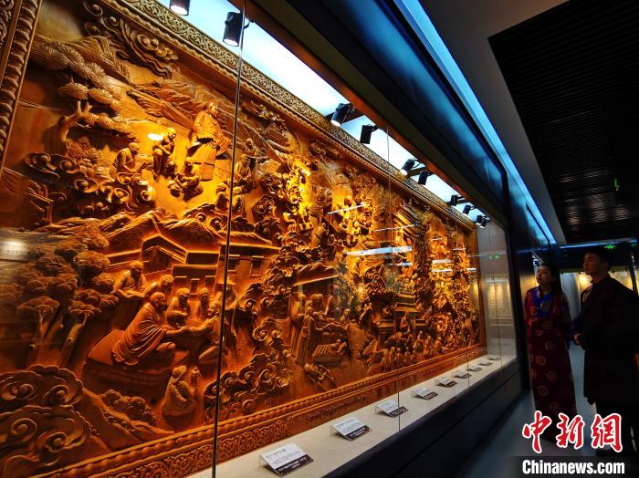 圖為青海大學(xué)民族醫(yī)學(xué)博物館陳展的歷代知名藏醫(yī)浮雕。　張?zhí)砀?攝