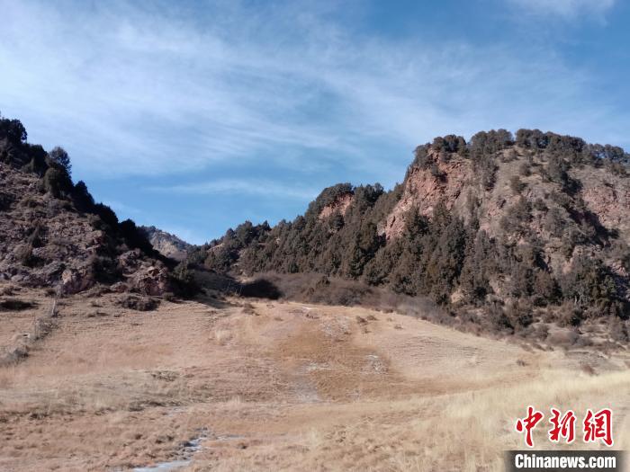 圖為坎布拉外圍地區(qū)的古火山口。孫揚益 供圖 孫揚益 供圖 攝