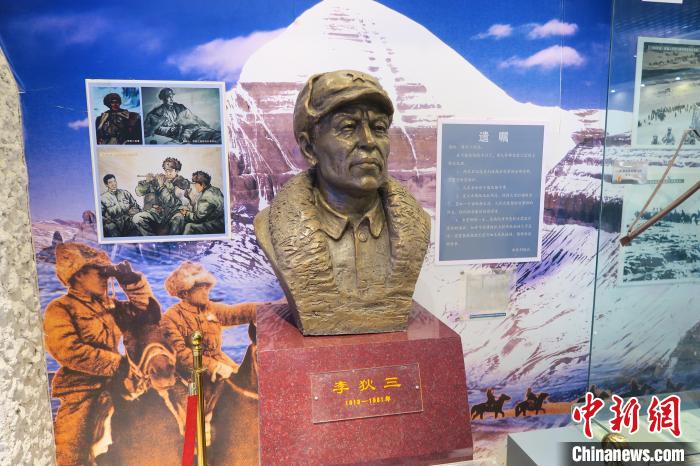 圖為南疆軍區(qū)某合成團1連榮譽室，雕像是進藏先遣英雄連總指揮李狄三?！畛坛?攝