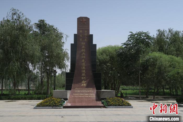 圖為位于于田縣中心的中國人民解放軍獨立騎兵師先遣連進藏紀(jì)念碑?！畛坛?攝
