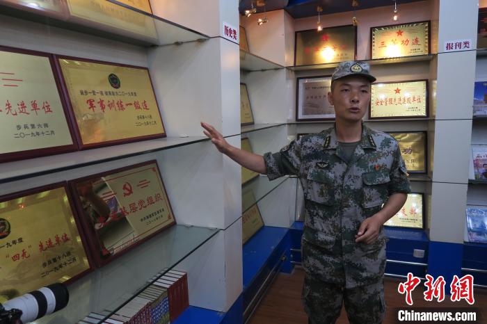 圖為南疆軍區(qū)某合成團1連連長齊楠。　楊程晨 攝
