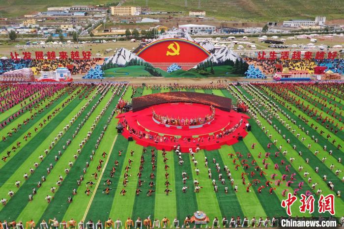 圖為玉樹藏族自治州成立70周年慶祝大會(huì)現(xiàn)場。　馬銘言 攝
