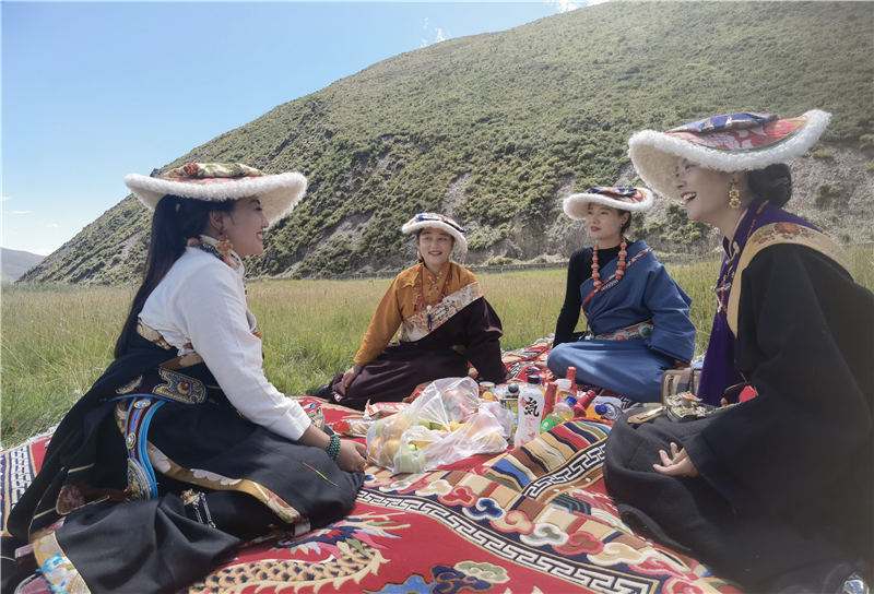 拉姆和她的朋友們在砂場修復點耍壩子。甘孜州石渠生態(tài)環(huán)境局供圖
