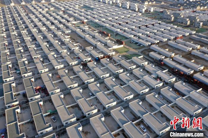 圖為蘭州新區(qū)移民安置區(qū)?！《P 攝