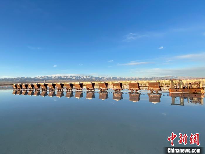 圖為小火車倒影在湖中，湖面如圖明鏡一般?！●R翔 攝