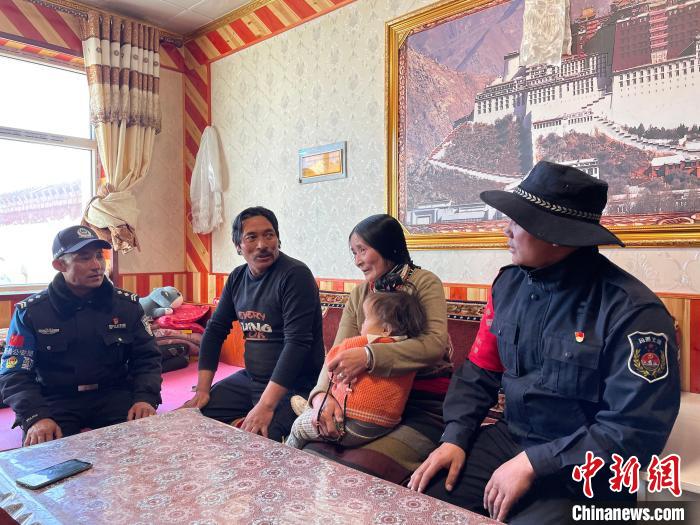 圖為派出所民警和義警入戶了解情況?！∑罾C娟 攝