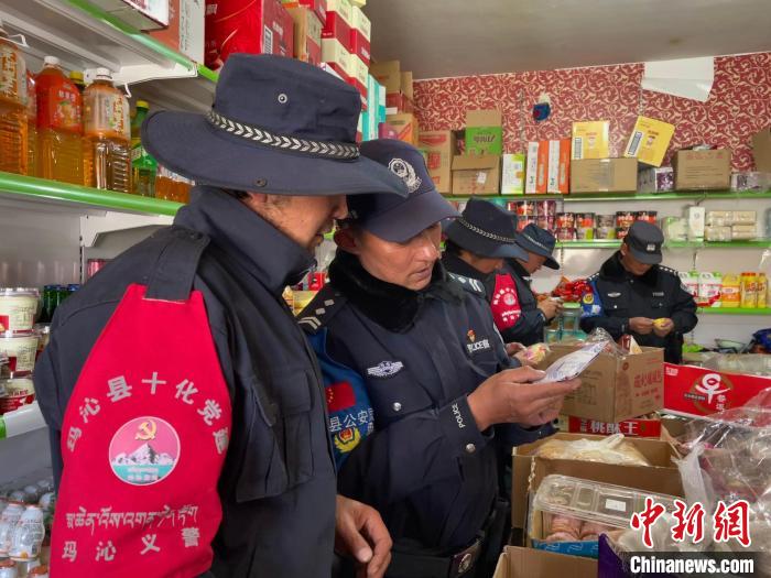 圖為派出所民警和義警對(duì)沿街店鋪檢查。　祁繡娟 攝