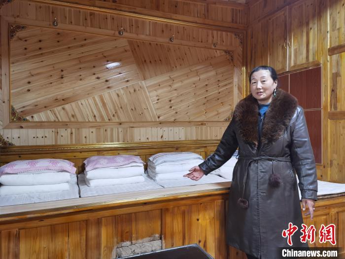 圖為德吉村村民鬧尖措介紹自家農(nóng)家樂?！∑钤鲚?攝