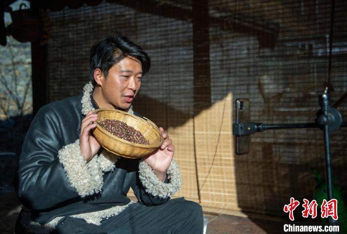 洛桑在鏡頭前介紹家鄉(xiāng)特產(chǎn)?！⒅铱?攝