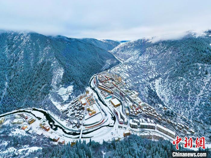 壤塘的雪后美景?！∪捞量h融媒體中心供圖
