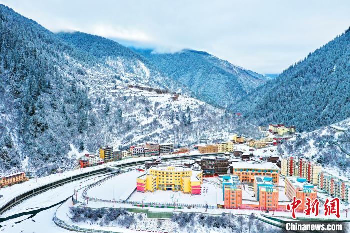 壤塘的雪后美景?！∪捞量h融媒體中心供圖