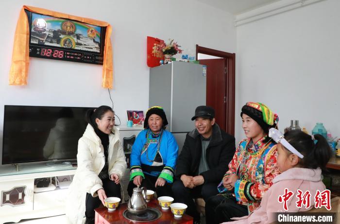 新家是兩層小樓房，一樓布置得充滿現(xiàn)代感，喝著藏式奶茶，一家人聊著今年春節(jié)怎么過?！《∷?攝