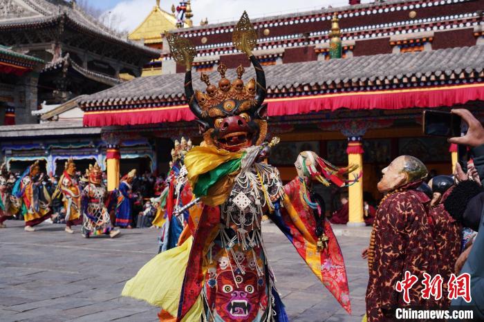 圖為塔爾寺僧侶進行“跳欠”儀式?！●R銘言 攝