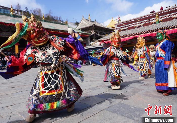 圖為塔爾寺僧侶進(jìn)行“跳欠”儀式?！●R銘言 攝