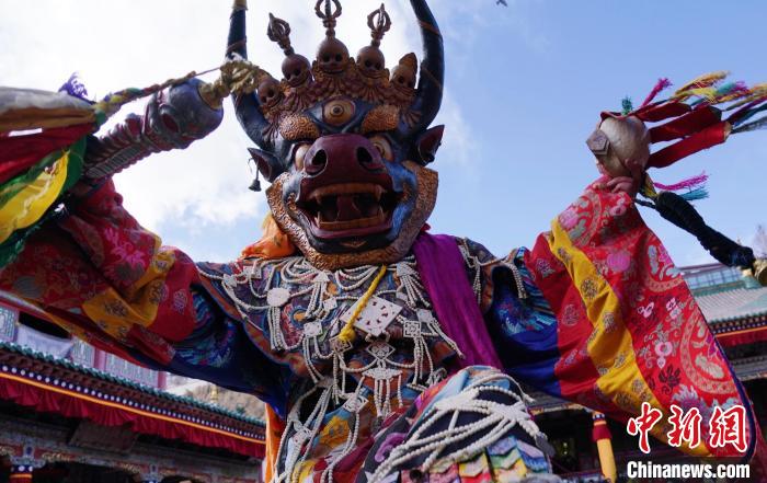 圖為塔爾寺僧侶進(jìn)行“跳欠”儀式?！●R銘言 攝