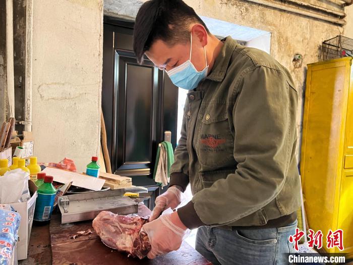 圖為雪豹“奶爸”史壽軍正在準(zhǔn)備投喂雪豹的食材?！●R銘言 攝