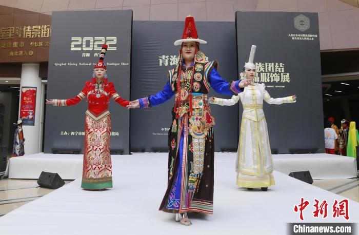 圖為模特展示蒙古族服飾?！●R銘言 攝