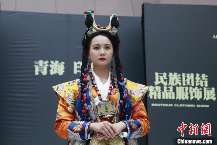 圖為模特展示藏族服飾?！●R銘言 攝