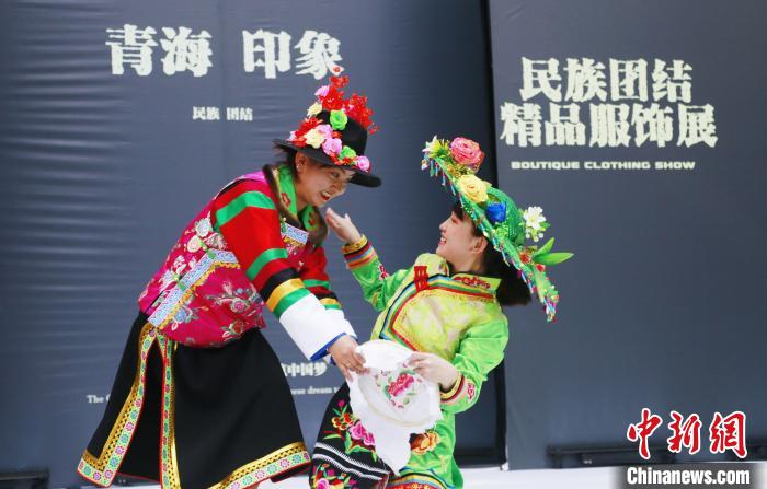 圖為模特身穿土族服飾進行“土族刺繡”表演?！●R銘言 攝
