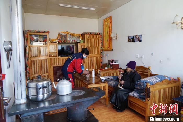 圖為敬老院護(hù)工為老人打掃屋內(nèi)衛(wèi)生。　馬銘言 攝