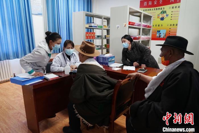 圖為骨科醫(yī)生為敬老院老人們進(jìn)行集中檢查?！●R銘言 攝