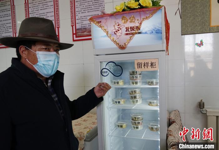 圖為敬老院院長(zhǎng)德高介紹，老人們的三餐均有留樣記錄。　馬銘言 攝