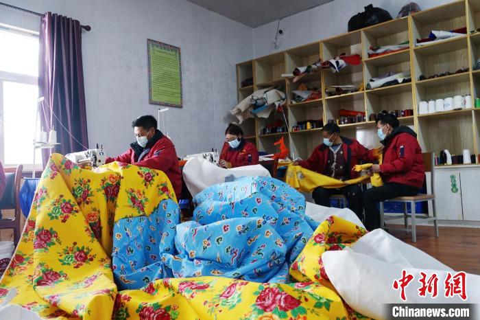 圖為工人們正在制作帳篷。　馬銘言 攝