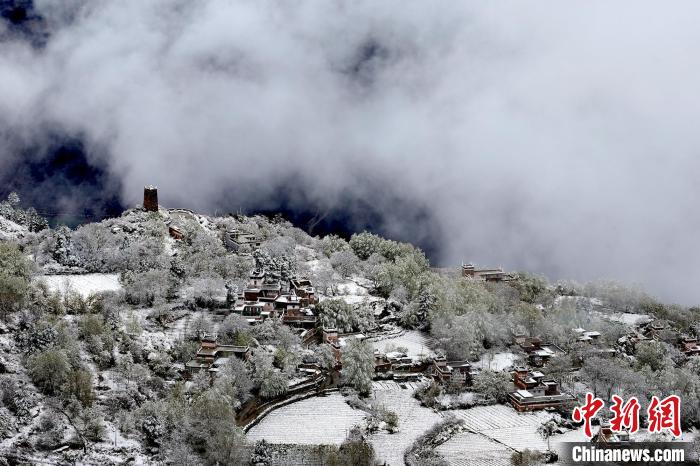 雪后的藏寨和碉樓構成美麗的雪景。　降初澤郎 攝