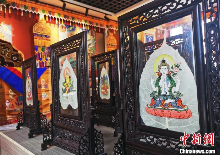 圖為久美尖措創(chuàng)作的藝術(shù)品?！?zhí)砀?攝