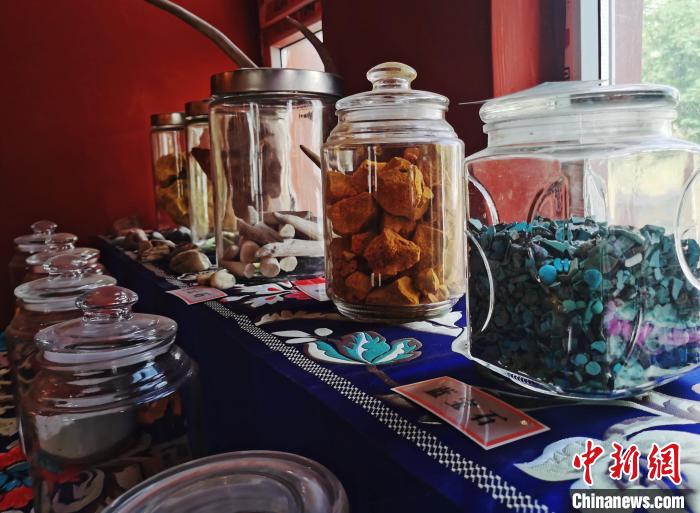 圖為唐卡繪畫礦物顏料展示?！?zhí)砀?攝