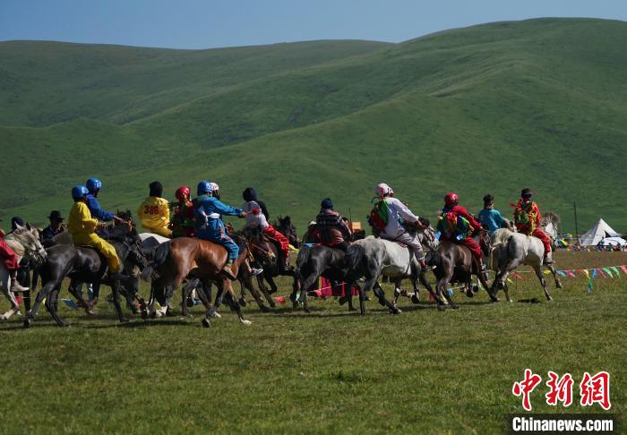 圖為選手進行3000米賽馬比賽?！●R銘言 攝