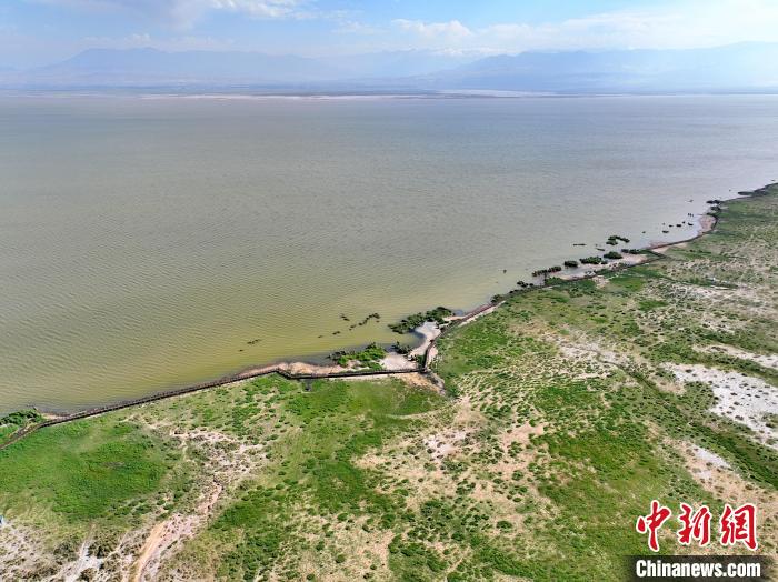 圖為航拍都蘭湖國(guó)家濕地公園?！∑钤鲚?攝
