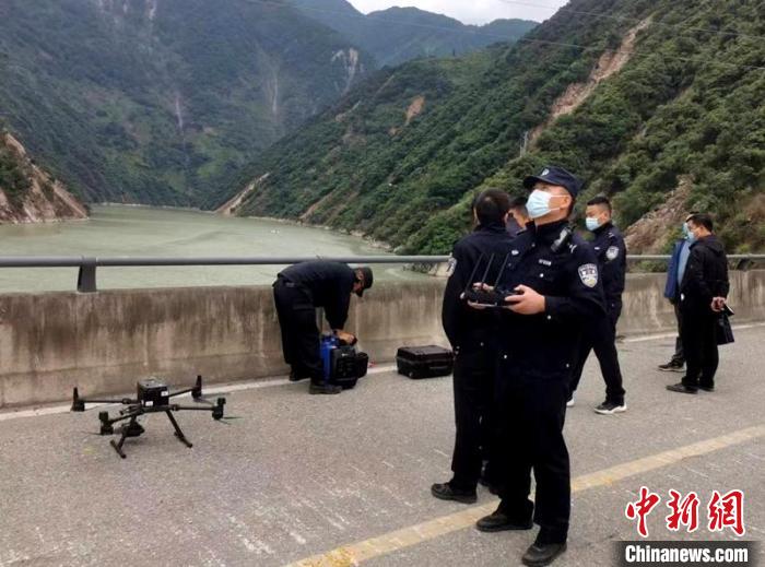 民警組成的搜尋隊利用無人機(jī)在震區(qū)開展空中巡查?！「首沃莨簿止﹫D